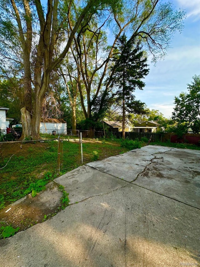 2825 Raskob St, Flint, MI 48504 - view of patio / terrace