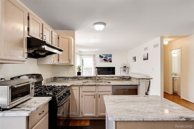 39719 Squire Rd, Novi, MI 48375 - kitchen featuring under cabinet range hood, black range with gas cooktop, a sink, dishwasher, and a peninsula