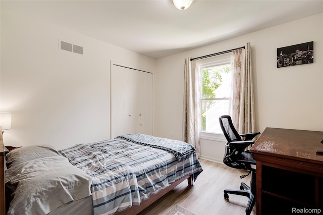 39719 Squire Rd, Novi, MI 48375 - bedroom featuring light wood-type flooring, a desk, a closet, and baseboards