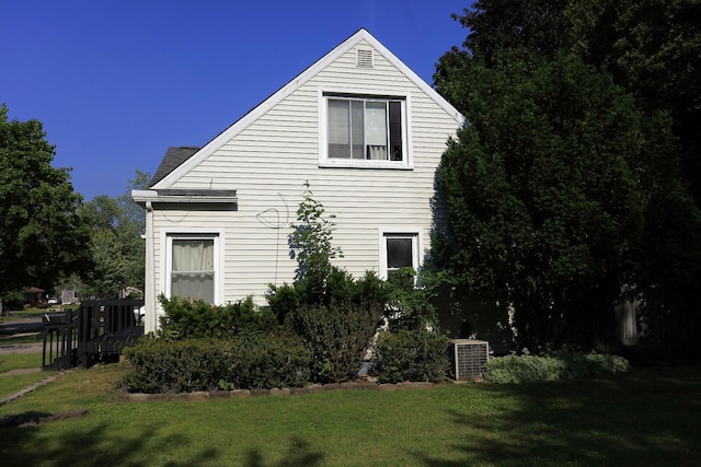 600 Center Dr, Tecumseh, MI 49286 - view of side of home with a yard