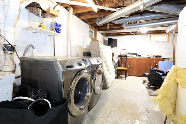 600 Center Dr, Tecumseh, MI 49286 - laundry room featuring washer and dryer