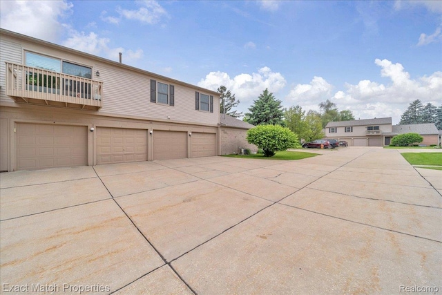 140 Pine Tree Ridge Dr Unit 2, Waterford, MI 48327 - view of front of house featuring driveway and an attached garage