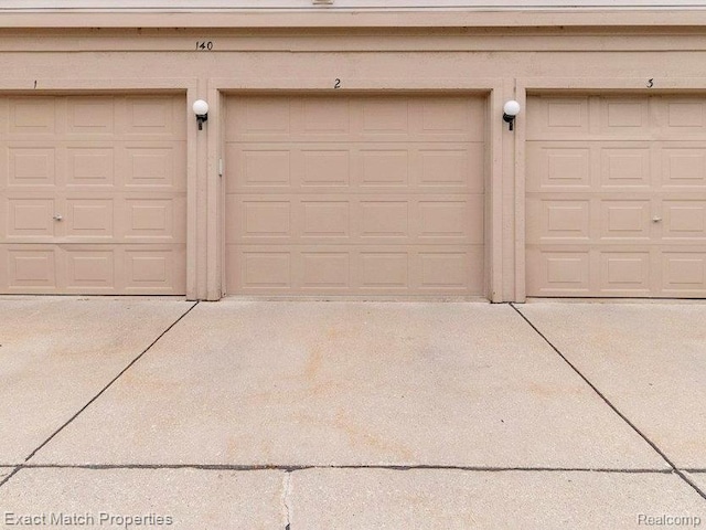 140 Pine Tree Ridge Dr Unit 2, Waterford, MI 48327 - view of garage