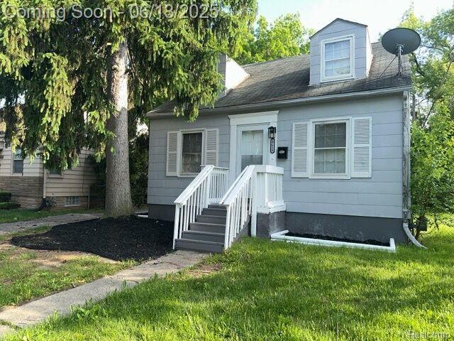 19628 Elkhart St, Harper Woods, MI 48225 - view of front of property with a front lawn