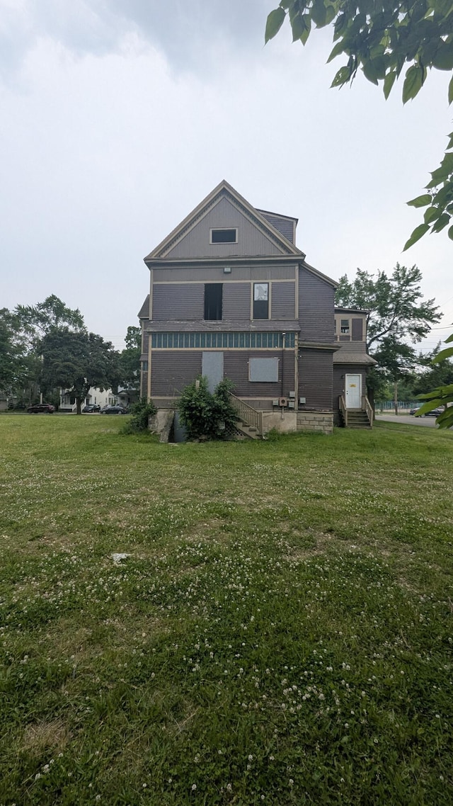 836 W N St, Kalamazoo, MI 49007 - back of property featuring a lawn and entry steps