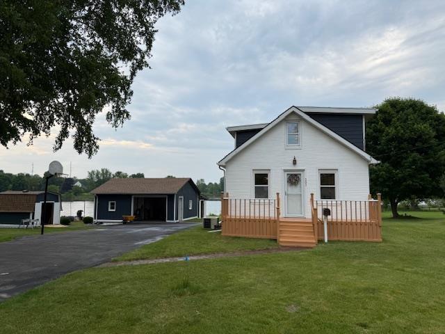 303 S Lemen St, Fenton, MI 48430