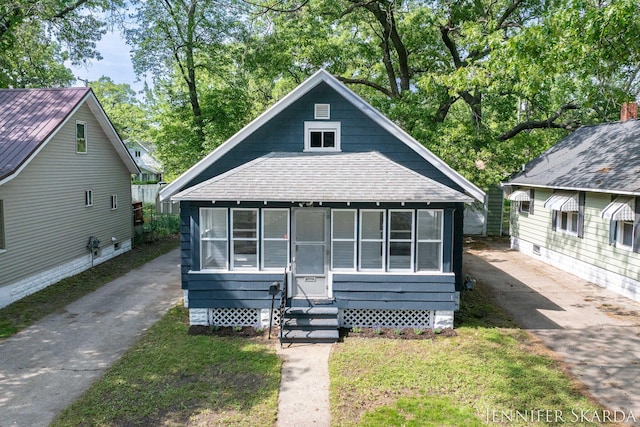 884 Emerson Ave, Muskegon, MI 49442 - view of front facade with entry steps and a shingled roof