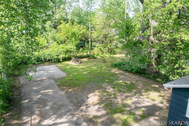 884 Emerson Ave, Muskegon, MI 49442 - view of yard with a patio