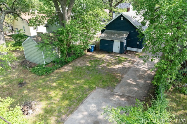 884 Emerson Ave, Muskegon, MI 49442 - view of yard featuring an outbuilding