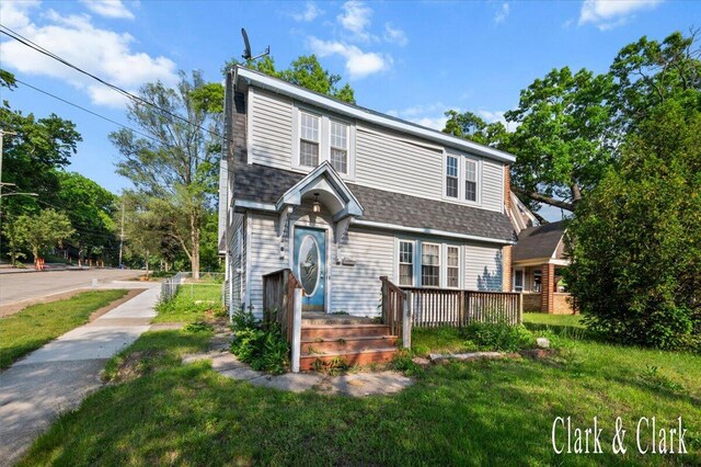 1714 Kalamazoo Ave SE, Grand Rapids, MI 49507 - view of front of home featuring a front lawn, a shingled roof, and a deck