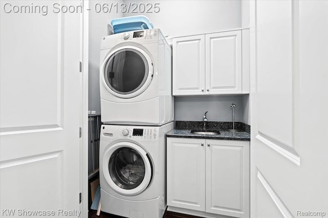 5624 Knob Hill Cir, Clarkston, MI 48348 - laundry room featuring stacked washer / dryer, cabinet space, and wet bar