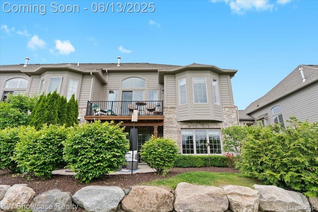 5624 Knob Hill Cir, Clarkston, MI 48348 - rear view of property with a balcony