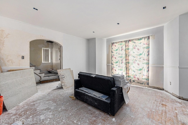 9236 Manistique St, Detroit, MI 48224 - living room with arched walkways