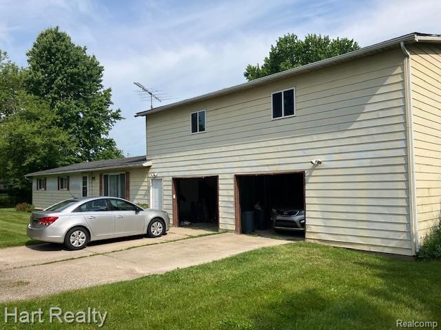 138 W Hunters Creek Rd, Lapeer, MI 48446 - view of front of house with a garage, driveway, and a front lawn