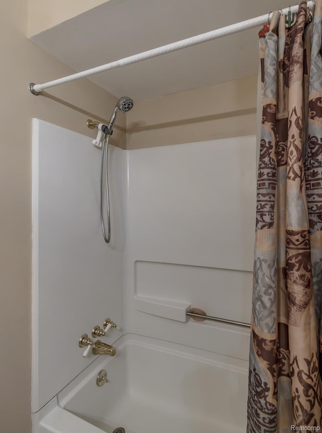 1231 Duckwood Ct, White Lake, MI 48383 - full bath with shower / bath combo with shower curtain