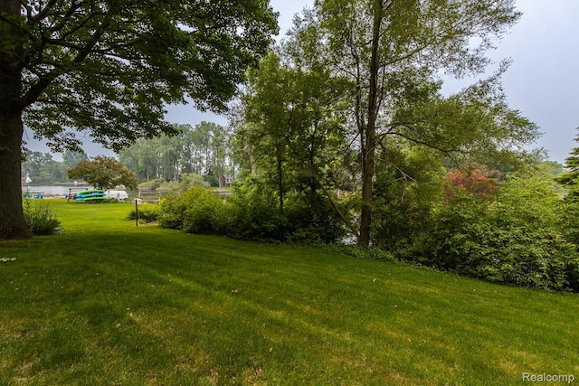 1231 Duckwood Ct, White Lake, MI 48383 - view of grassy yard