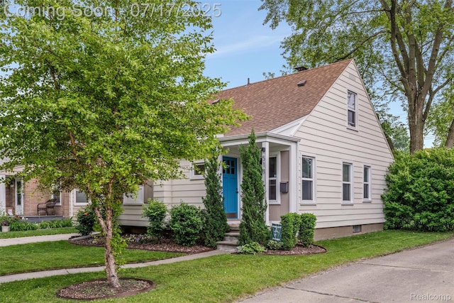 518 Roth Blvd, Clawson, MI 48017 - view of front of house featuring a shingled roof and a front yard