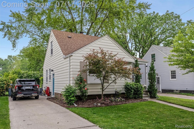 518 Roth Blvd, Clawson, MI 48017 - view of front facade featuring concrete driveway, a front lawn, and roof with shingles