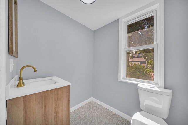 408 Mount Vernon St, Detroit, MI 48202 - bathroom featuring toilet, vanity, baseboards, and lofted ceiling