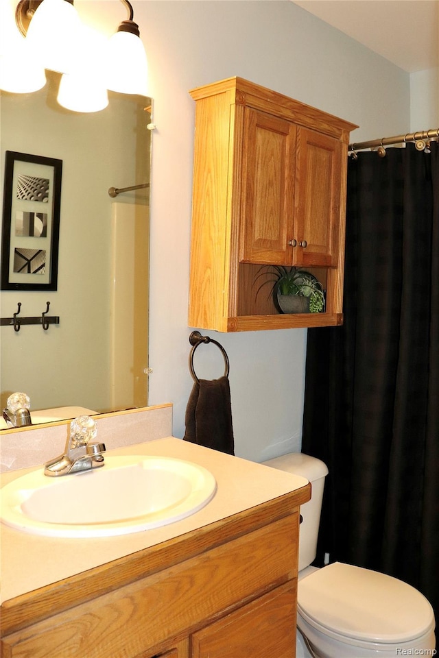 1149 Highview Dr, Lapeer, MI 48446 - full bathroom featuring vanity, toilet, and a shower with shower curtain