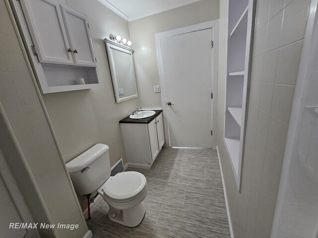 3705 Gratiot Ave, Flint, MI 48503 - full bath featuring vanity and toilet