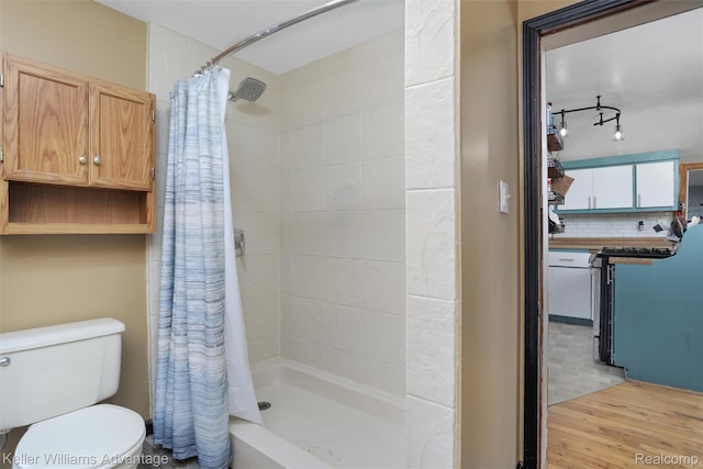 2931 4th St, Trenton, MI 48183 - bathroom with a tile shower, decorative backsplash, and wood finished floors