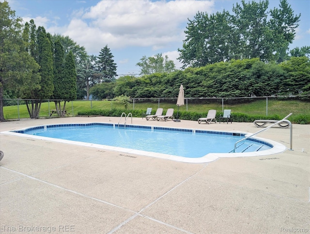 810 Plate St Unit 103, Rochester, MI 48307 - community pool with a patio area