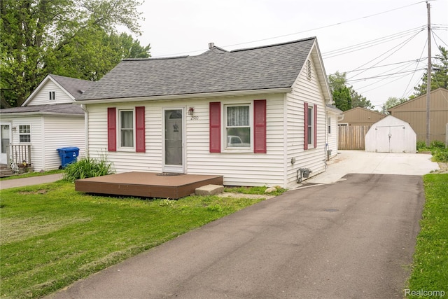 2910 Peerless Ave, Waterford, MI 48328 - view of front of house featuring a shingled roof, a front lawn, driveway, and a wooden deck