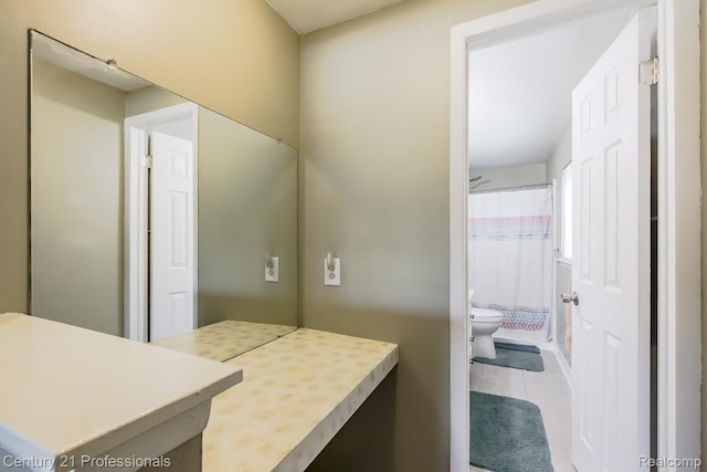 4851 Shoreline Blvd, Waterford, MI 48329 - full bath featuring toilet, tile patterned flooring, vanity, and curtained shower