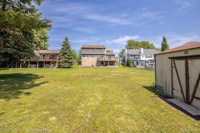 4851 Shoreline Blvd, Waterford, MI 48329 - view of grassy yard