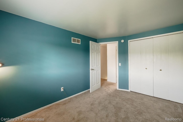 4851 Shoreline Blvd, Waterford, MI 48329 - unfurnished bedroom featuring carpet flooring, a closet, and baseboards