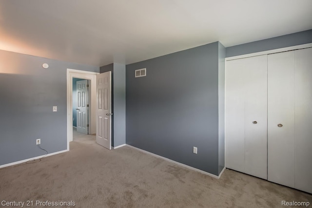 4851 Shoreline Blvd, Waterford, MI 48329 - unfurnished bedroom featuring carpet floors, baseboards, and a closet