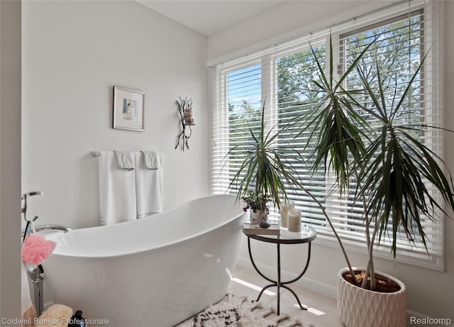 916 Tartan Trl, Bloomfield Hills, MI 48304 - full bath with a soaking tub and baseboards