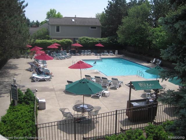 916 Tartan Trl, Bloomfield Hills, MI 48304 - community pool with a patio area