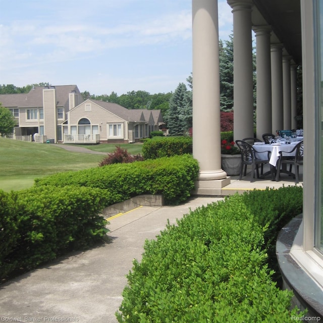 916 Tartan Trl, Bloomfield Hills, MI 48304 - view of yard with a residential view and covered porch