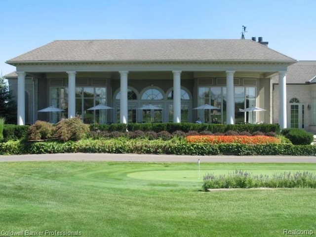 916 Tartan Trl, Bloomfield Hills, MI 48304 - view of community with a yard