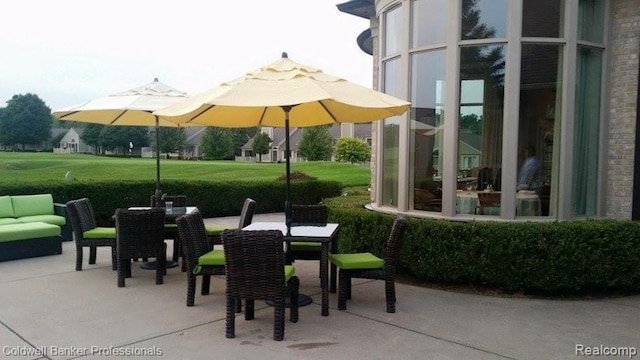 916 Tartan Trl, Bloomfield Hills, MI 48304 - view of patio / terrace with outdoor dining space