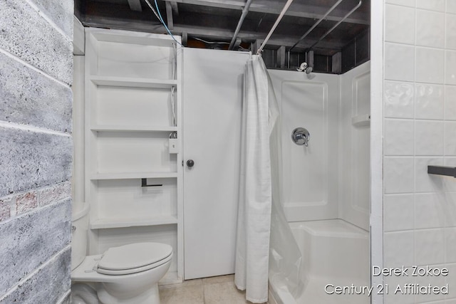 4246 Flamingo Ave SW, Wyoming, MI 49509 - full bathroom featuring a shower with curtain, toilet, and tile patterned floors