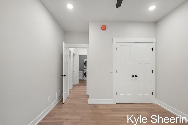 8060 Hunters Xing, Kalamazoo, MI 49009 - foyer entrance featuring stacked washer and clothes dryer, light wood-type flooring, recessed lighting, ceiling fan, and baseboards