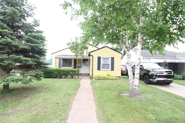 34813 John St, Wayne, MI 48184 - bungalow-style house featuring a front yard