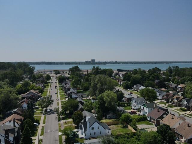 289 Newport St, Detroit, MI 48215 - aerial view of property and surrounding area with a large body of water and nearby suburban area
