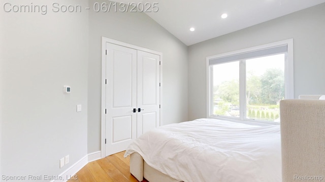 571 Dunleavy Dr, Highland, MI 48356 - bedroom featuring light wood-style flooring, vaulted ceiling, baseboards, a closet, and recessed lighting