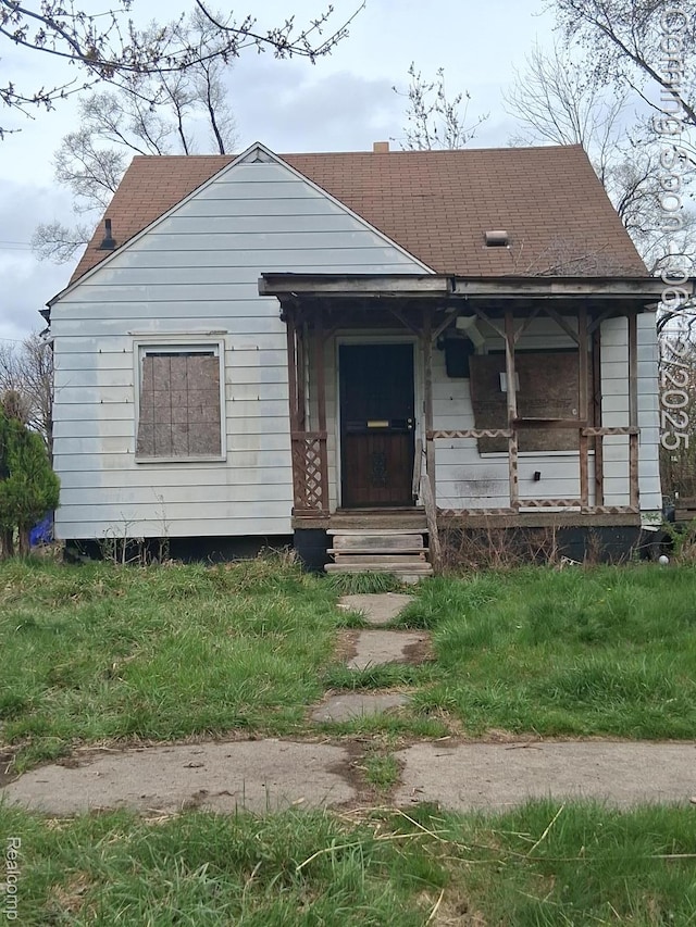 709 E Margaret St, Highland Park, MI 48203 - bungalow-style house with a porch