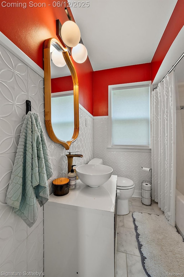 929 Columbia Rd, Berkley, MI 48072 - full bathroom featuring vanity, toilet, shower / bath combo with shower curtain, and wainscoting