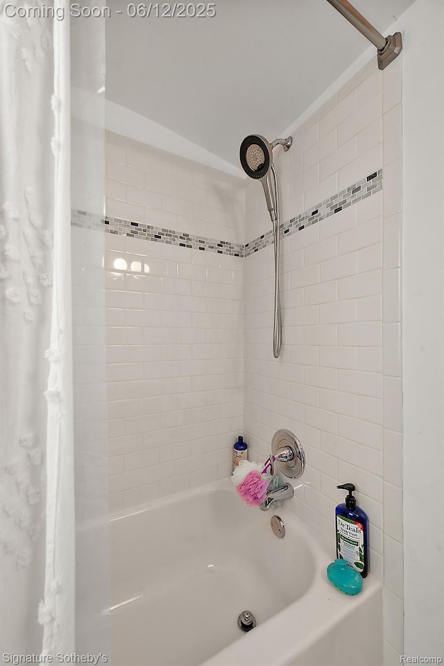 929 Columbia Rd, Berkley, MI 48072 - full bathroom with shower / bath combination with curtain