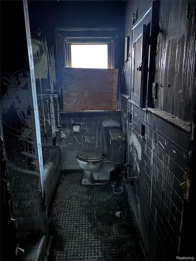 3260 Waverly St, Detroit, MI 48238 - full bathroom featuring toilet and tile walls