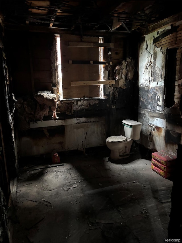 3260 Waverly St, Detroit, MI 48238 - bathroom with toilet