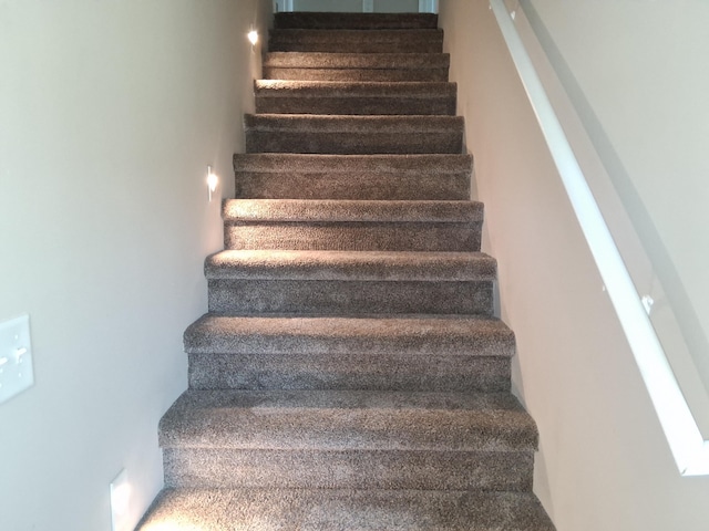 243 Lake Dr, Muskegon, MI 49441 - view of stairs