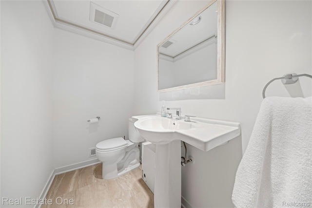 3856 Pine Lake Knoll Dr, West Bloomfield, MI 48324 - bathroom featuring toilet and baseboards