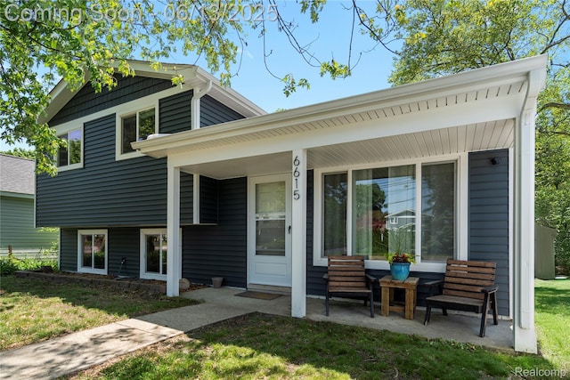 6615 Hatchery Rd, Waterford, MI 48327 - view of front of house featuring a front lawn and covered porch